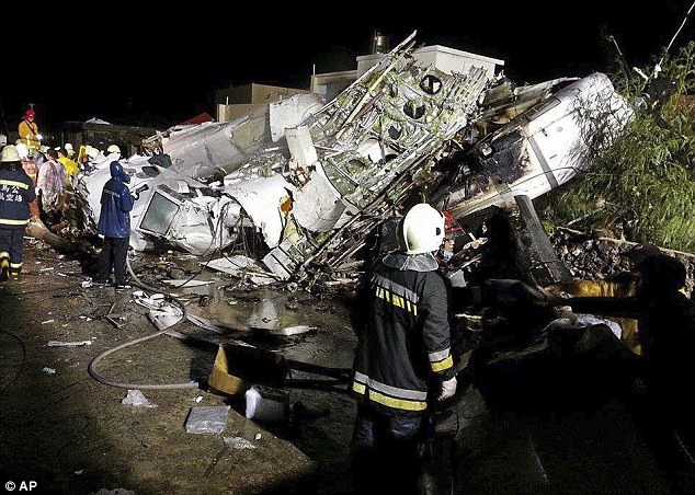  - Chùm ảnh hiện trường rơi máy bay ATR-72 ở Đài Loan (Hình 2).