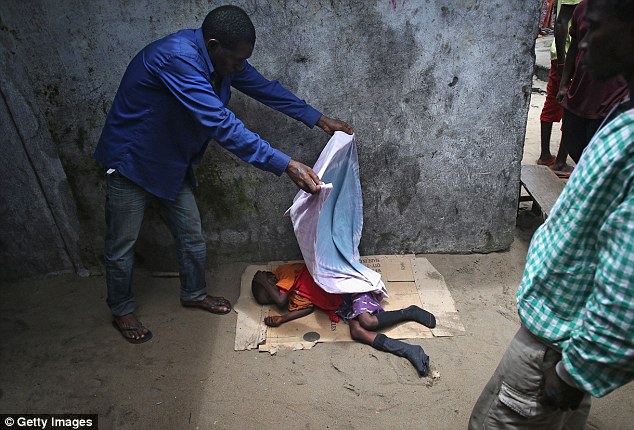  - Xót thương bé trai nhiễm virus Ebola bị “ném” ra ngoài đường (Hình 4).