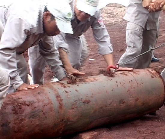 Một quả bom nặng gần 500kg trồi lên mặt đất sau mưa