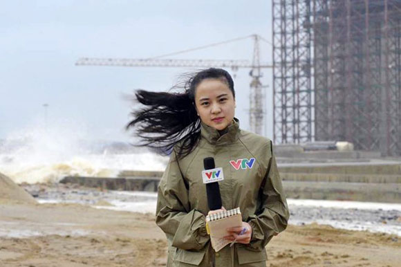 Cận cảnh nhan sắc nữ phóng viên VTV xinh đẹp đưa tin giữa siêu bão Haiyan 