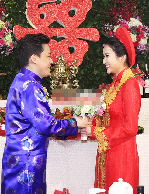 Chuyện làng sao - Cô dâu Yến Phương nhí nhảnh hôn tay chú rể Lam Trường