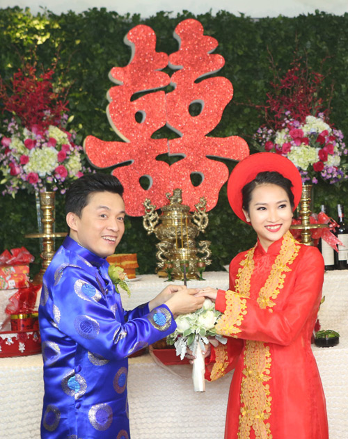 Chuyện làng sao - Cô dâu Yến Phương nhí nhảnh hôn tay chú rể Lam Trường (Hình 2).