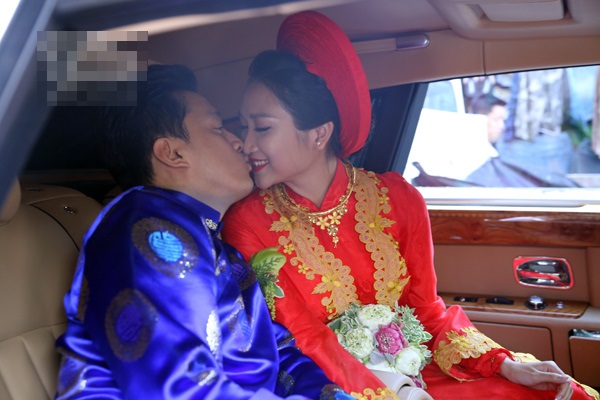 Chuyện làng sao - Cô dâu Yến Phương nhí nhảnh hôn tay chú rể Lam Trường (Hình 8).