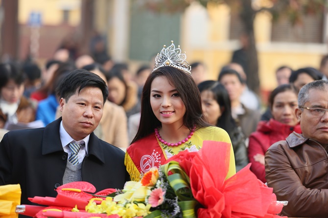 Chuyện làng sao - Hoa hậu Kỳ Duyên về thăm trường cũ ở Nam Định (Hình 4).