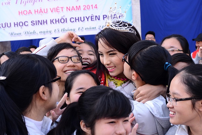 Chuyện làng sao - Hoa hậu Kỳ Duyên về thăm trường cũ ở Nam Định (Hình 8).