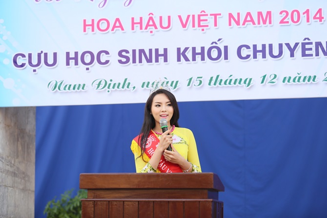 Chuyện làng sao - Hoa hậu Kỳ Duyên về thăm trường cũ ở Nam Định (Hình 2).