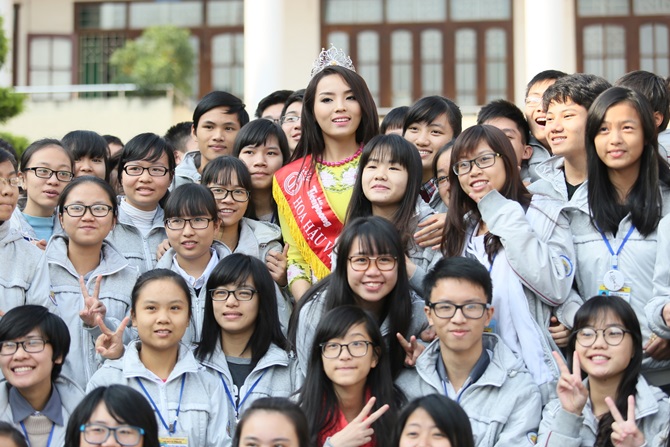 Chuyện làng sao - Hoa hậu Kỳ Duyên về thăm trường cũ ở Nam Định (Hình 6).