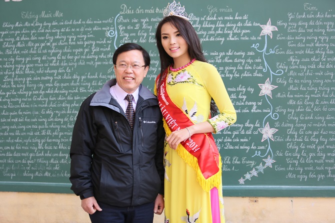 Chuyện làng sao - Hoa hậu Kỳ Duyên về thăm trường cũ ở Nam Định (Hình 10).