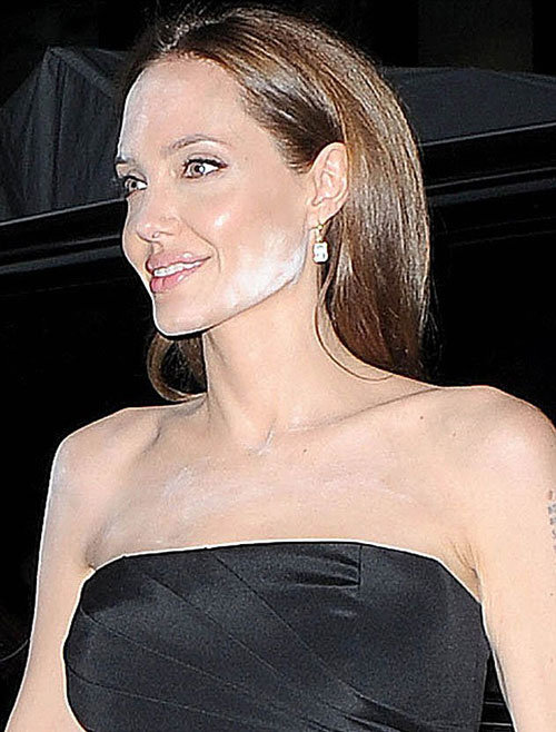 Angelina Jolie để mặt loang lổ phấn
