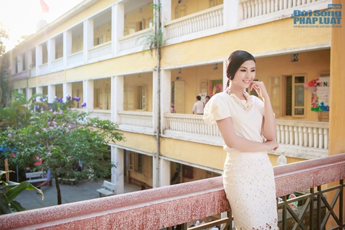 Hoa hậu Ngọc Hân dịu dàng về thăm trường cũ