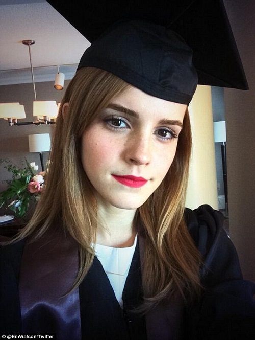 Chuyện làng sao - 'Phù thủy' Emma Watson khoe ảnh tốt nghiệp Đại học 