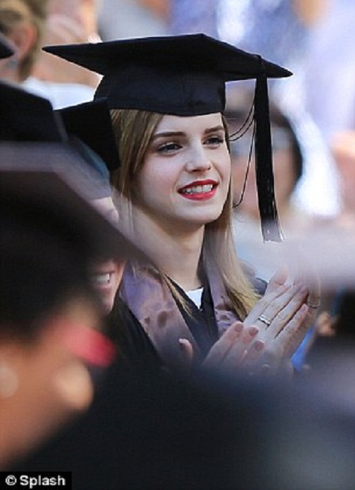 Chuyện làng sao - 'Phù thủy' Emma Watson khoe ảnh tốt nghiệp Đại học (Hình 4).