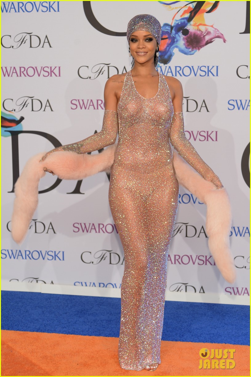  - Rihanna diện đầm trong suốt dự lễ trao giải CFDA Fashion Awards (Hình 3).