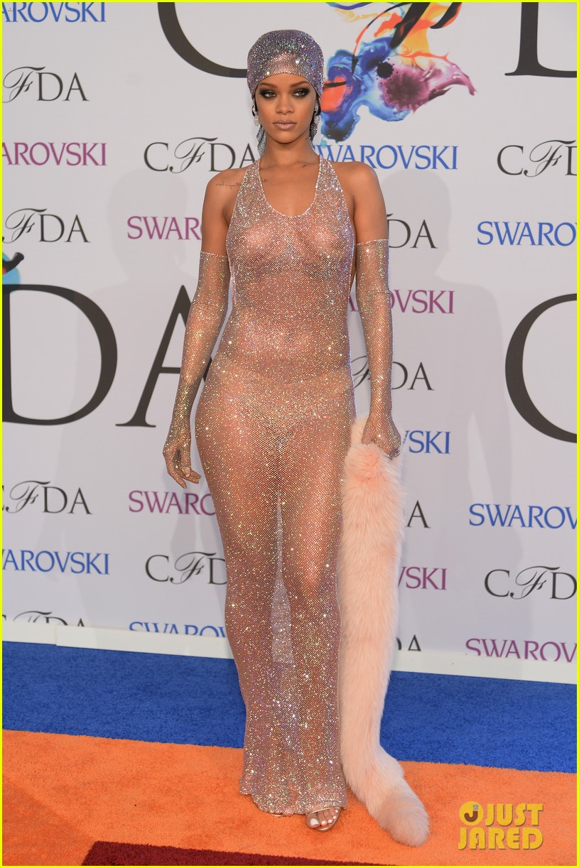  - Rihanna diện đầm trong suốt dự lễ trao giải CFDA Fashion Awards 
