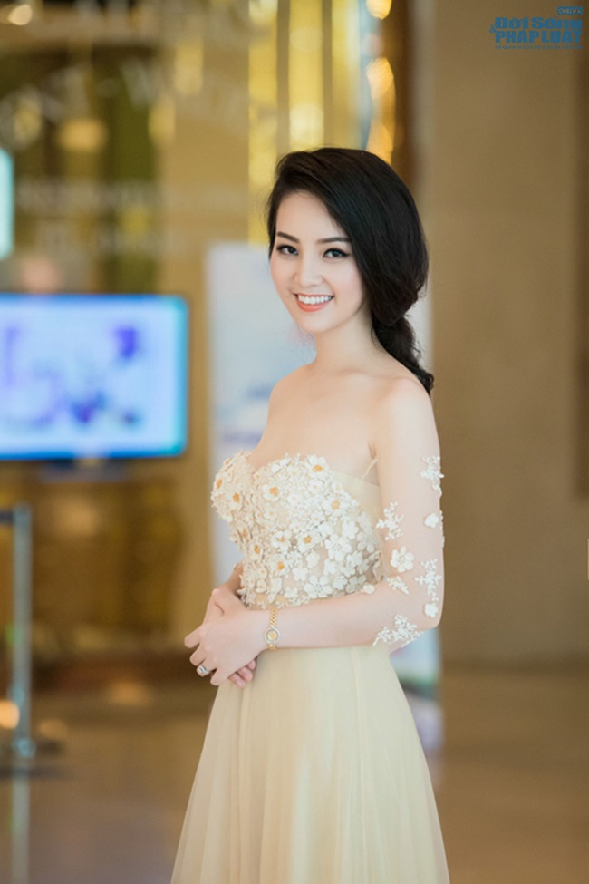  - Sao Việt đẹp tuần qua: Tóc Tiên quý phái,sang trọng với 'váy ngủ' (Hình 2).