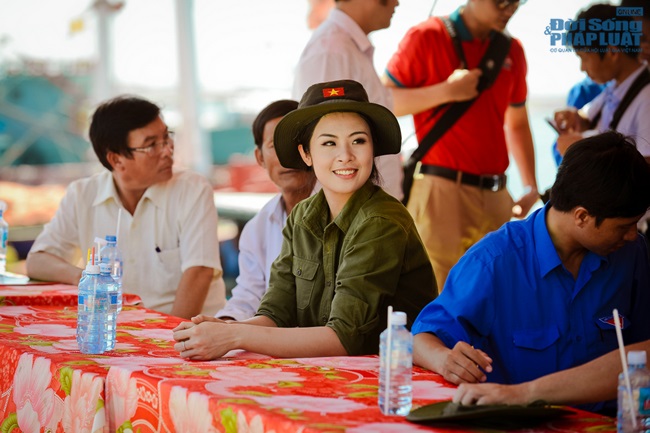 Chuyện làng sao - Hoa hậu Ngọc Hân thăm, tặng quà cho ngư dân huyện đảo Lý Sơn (Hình 10).