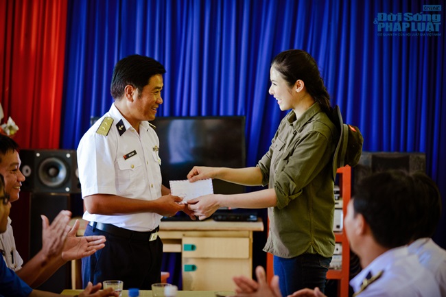 Chuyện làng sao - Hoa hậu Ngọc Hân thăm, tặng quà cho ngư dân huyện đảo Lý Sơn (Hình 13).