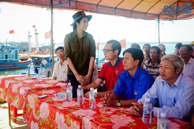 Chuyện làng sao - Hoa hậu Ngọc Hân thăm, tặng quà cho ngư dân huyện đảo Lý Sơn (Hình 2).