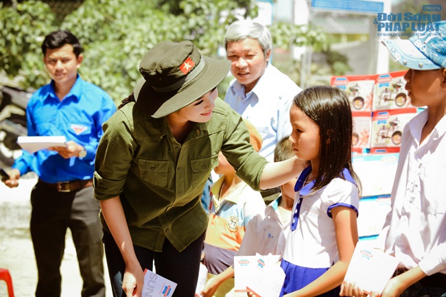 Chuyện làng sao - Hoa hậu Ngọc Hân thăm, tặng quà cho ngư dân huyện đảo Lý Sơn (Hình 3).