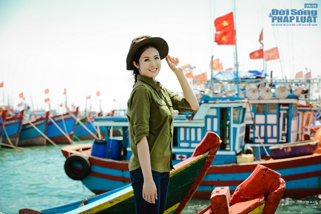 Chuyện làng sao - Hoa hậu Ngọc Hân thăm, tặng quà cho ngư dân huyện đảo Lý Sơn (Hình 8).