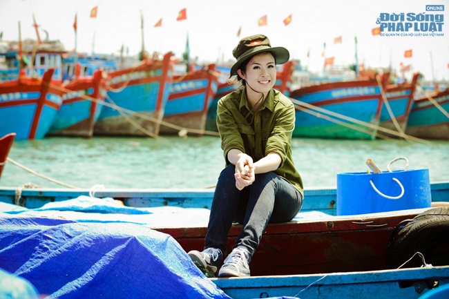 Chuyện làng sao - Hoa hậu Ngọc Hân thăm, tặng quà cho ngư dân huyện đảo Lý Sơn (Hình 9).