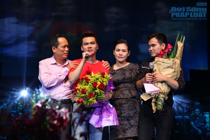 Chuyện làng sao - Hơn100 người chung tay thực hiện clip mừng sinh nhật Khắc Việt (Hình 2).