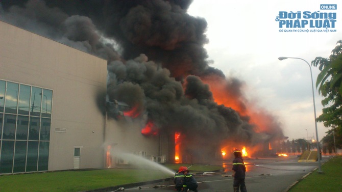  - Chùm ảnh: Toàn cảnh vụ cháy Khu công nghiệp VSIP Bình Dương (Hình 5).