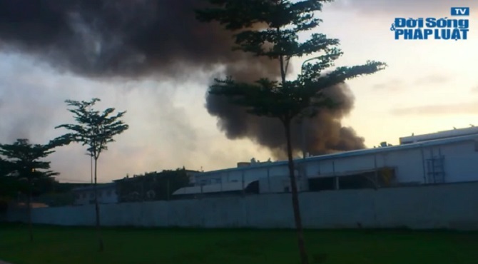  - Chùm ảnh: Toàn cảnh vụ cháy Khu công nghiệp VSIP Bình Dương (Hình 2).