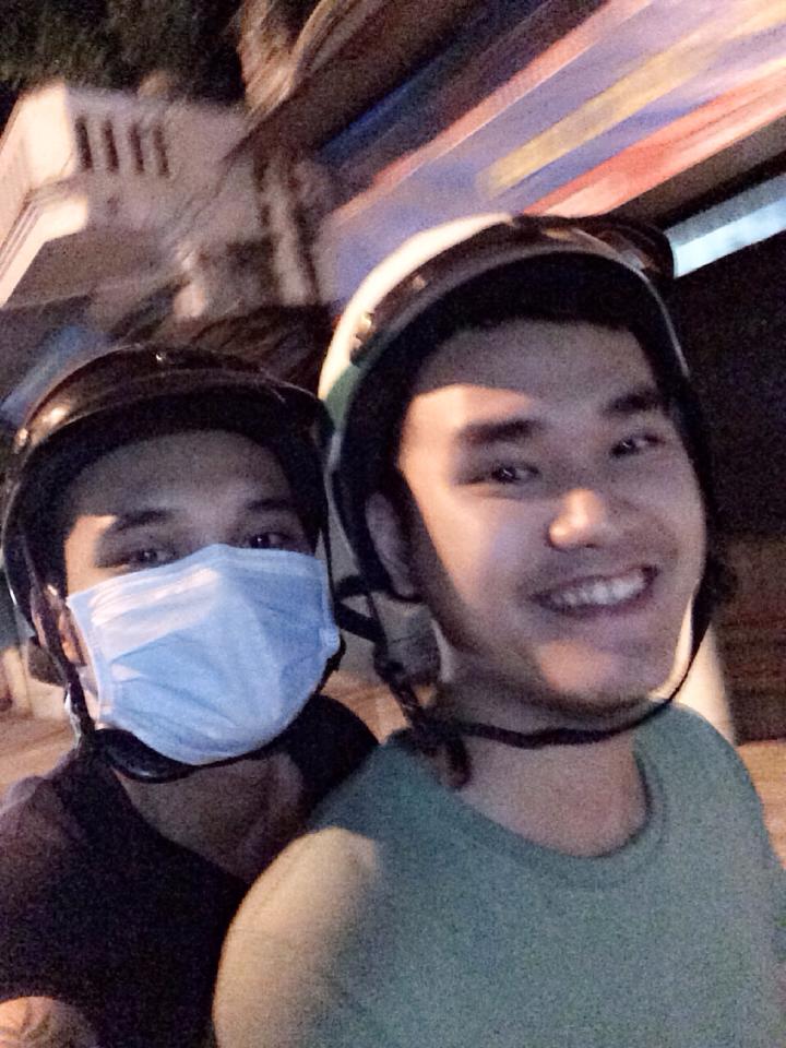 Chuyện làng sao - Khắc Việt đội mũ bảo hiểm, bịt khẩu trang kín mít khi đi xe máy