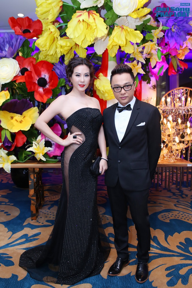 Hoa hậu Thu Hoài diện váy đính 11.000 viên pha lê