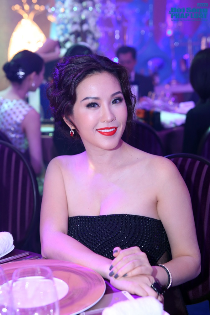Hoa hậu Thu Hoài diện váy đính 11.000 viên pha lê