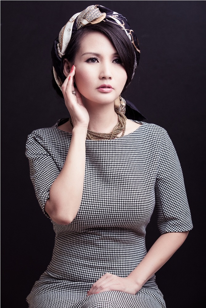 Chuyện làng sao - Phong cách cổ điển quyến rũ của Hoa hậu 3 con Sương Đặng (Hình 5).