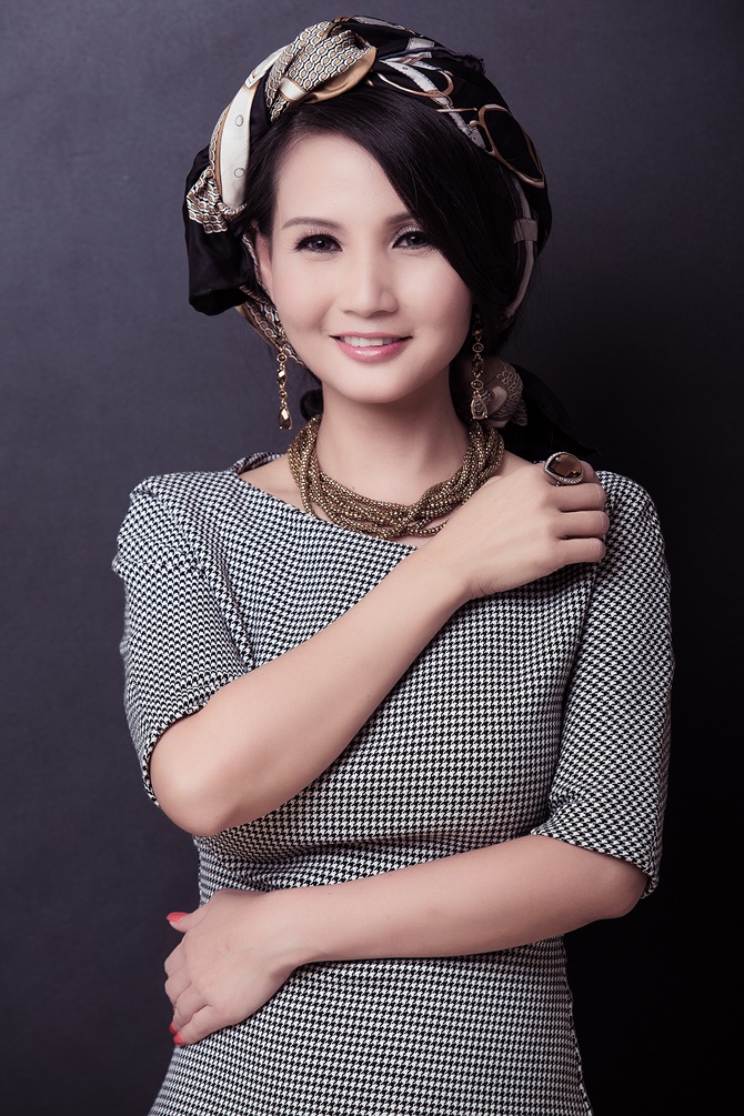 Chuyện làng sao - Phong cách cổ điển quyến rũ của Hoa hậu 3 con Sương Đặng (Hình 3).