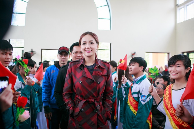 Chuyện làng sao - Hoa hậu Kỳ Duyên, Mai Phương Thúy cùng dàn người đẹp đi từ thiện