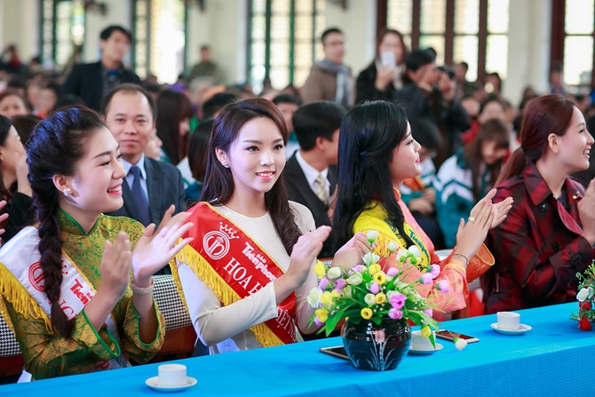 Chuyện làng sao - Hoa hậu Kỳ Duyên, Mai Phương Thúy cùng dàn người đẹp đi từ thiện (Hình 2).