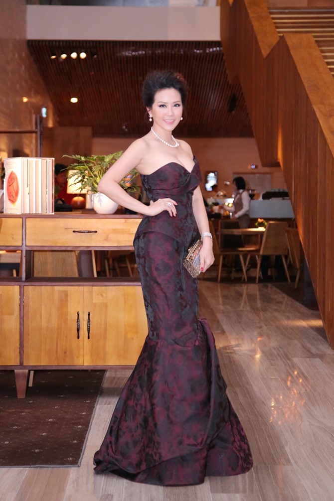 Chuyện làng sao - Hoa hậu Thu Hoài diện trang sức bạc tỷ đi tiệc