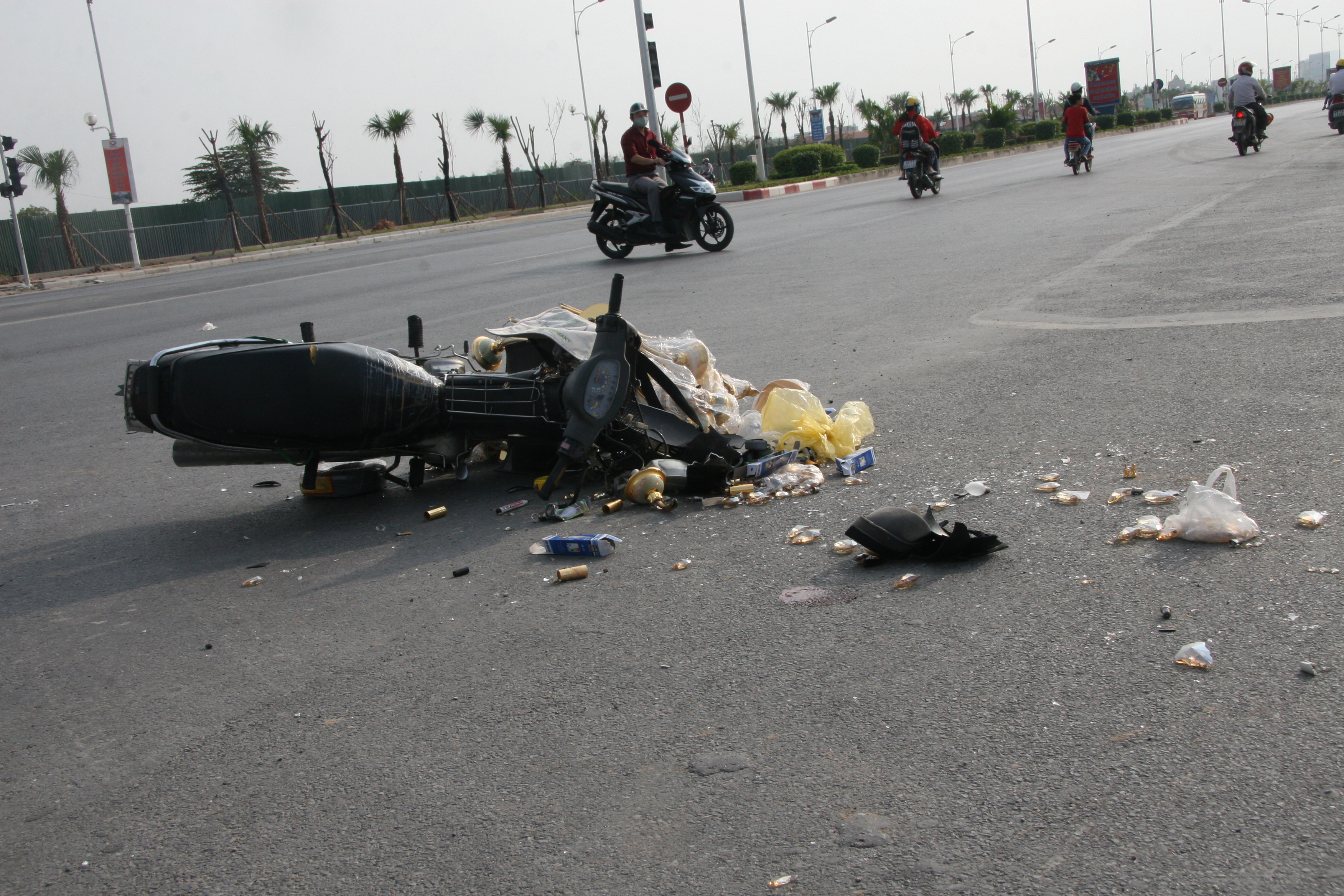 Ô tô đâm xe máy, một người bị thương nặng