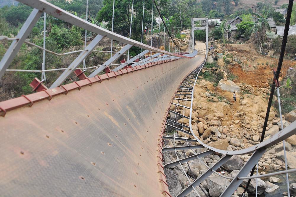 Tin tức - Xây cầu tạm cạnh cầu treo bị sập ở Lai Châu