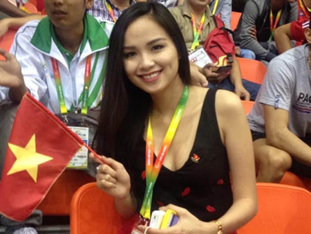 Cổ vũ Tiến Minh, Hoa hậu Diễm Hương lộ ngực căng đầy
