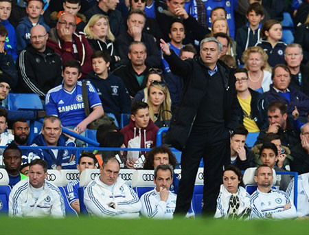 Bóng đá - Chelsea thua sốc, HLV Mourinho chúc mừng... trọng tài