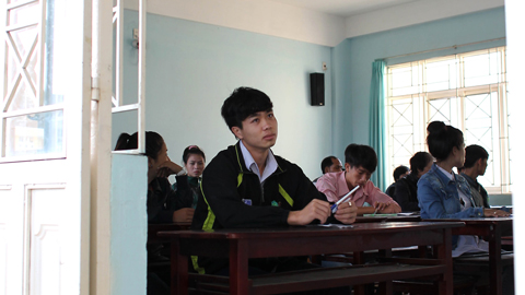  - Các cầu thủ U19 Việt Nam đi thi tốt nghiệp THPT (Hình 6).