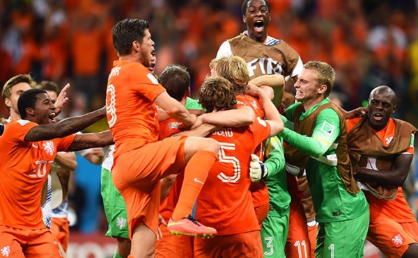 Bóng đá - Clip: Thủ môn Hà Lan xuất thần cản phá 3 quả 11m
