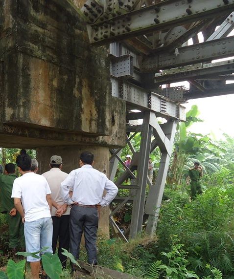 An ninh - Hình sự - Hà Nội: Phát hiện xác thanh niên treo cổ ở chân cầu Long Biên
