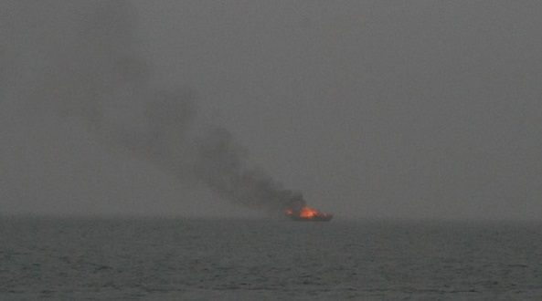 Tin tức - Tàu du lịch bốc cháy ngùn ngụt rồi chìm xuống vịnh Hạ Long