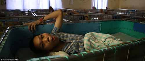 Xót xa hình ảnh trẻ em Việt nhiễm chất độc da cam trên báo Anh