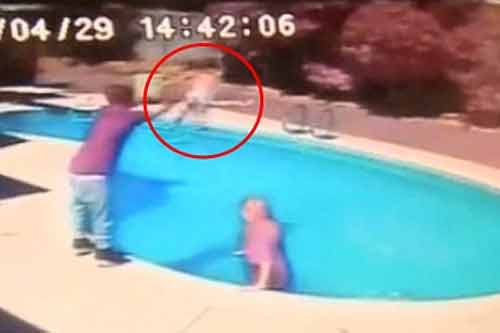  - Người cha nhẫn tâm ném con gái 2 tuổi vào bể bơi để trừng phạt