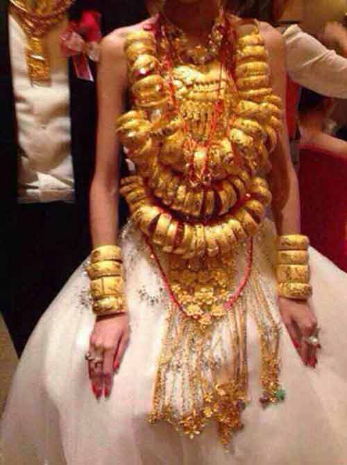 Đám cưới đại gia: Cô dâu đeo hàng trăm chiếc vòng vàng