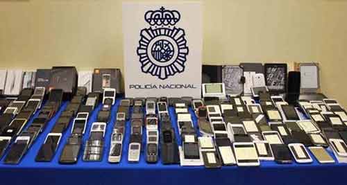 Đời sống - Cảnh sát trưng bày 109 chiếc điện thoại bị đánh cắp để tìm chủ