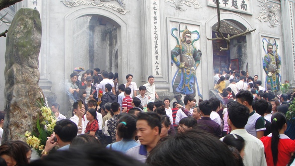 Toát mồ hôi nhích từng bước ở lễ hội Đền Hùng
