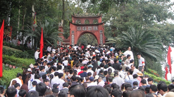 Toát mồ hôi nhích từng bước ở lễ hội Đền Hùng